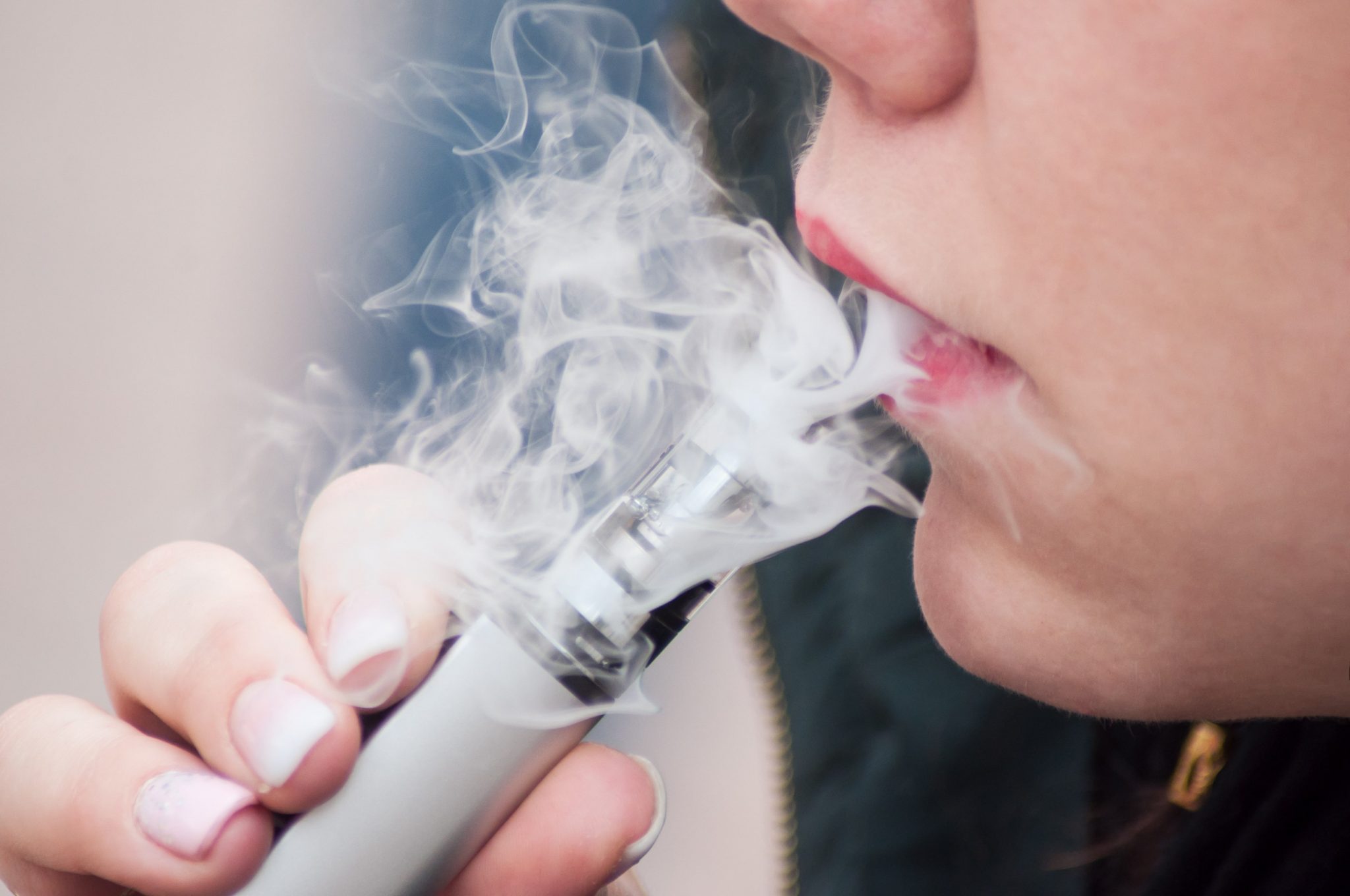 Pros and Cons Of Using E Cigarettes - InfiniGEEK