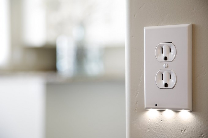 snappower-guidelight-outlet-coverplate-electric-usb-charger